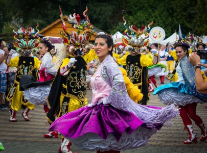 Barwny korowód z okazji TKB przeszedł przez Wisłę